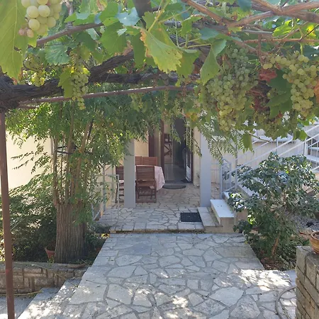 Mediterranean Chill And Grill Apartment